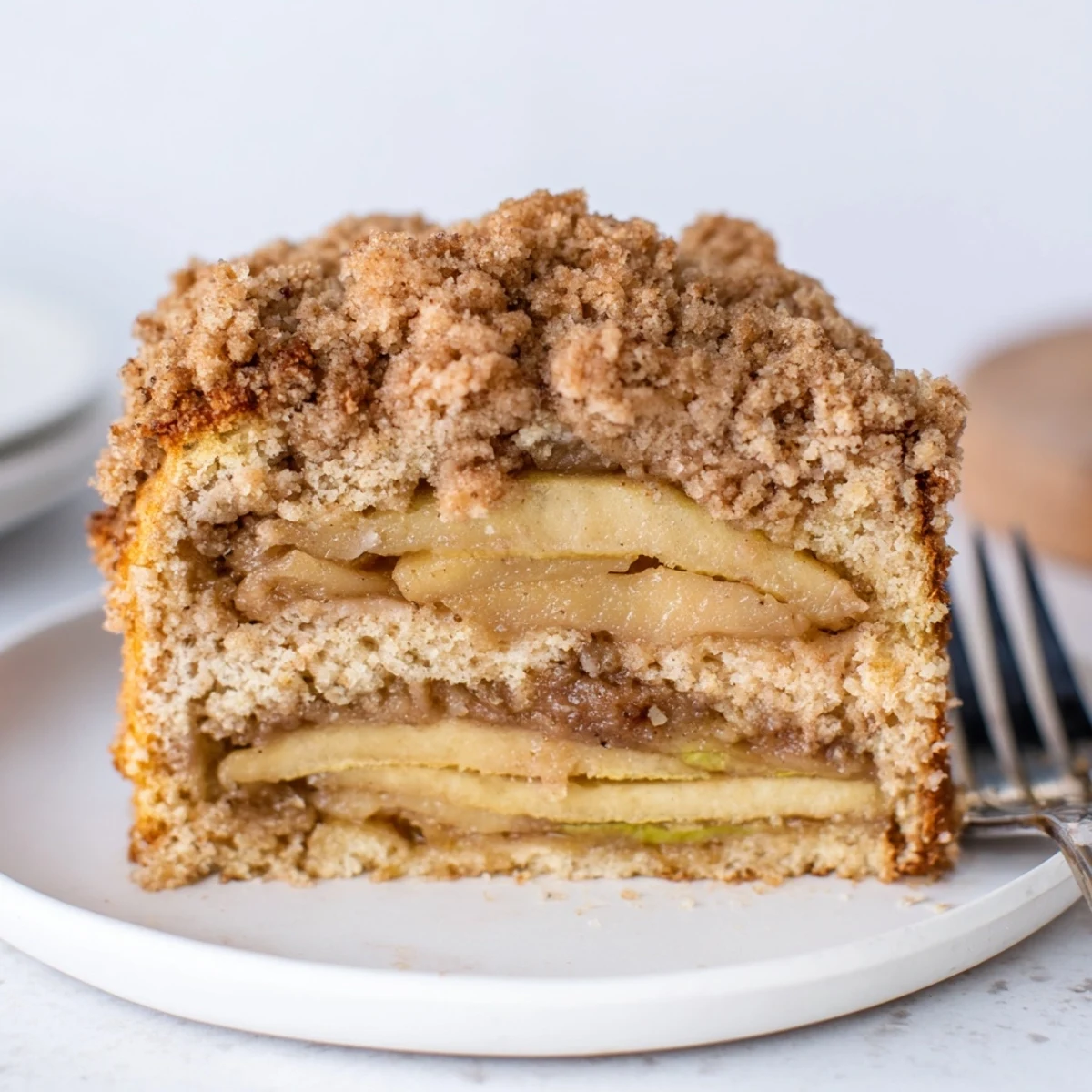 Saftiger Apple Streusel Cake mit duftenden Apfelscheiben und knusprigem Topping.