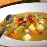 Cremige German Potato Soup schmort langsam, mit Majoran verfeinert, perfektes deftiges Abendessen.